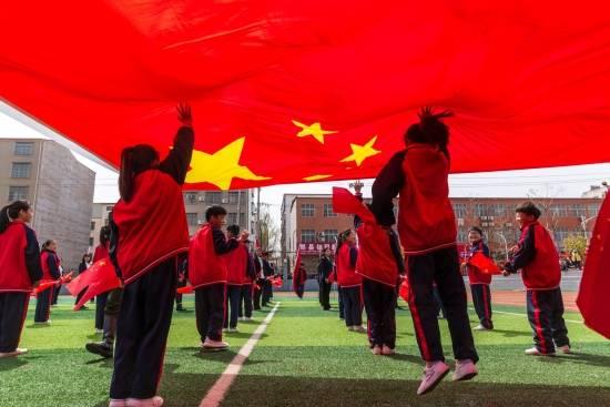 老师带学生们一起跳舞轻松又愉快